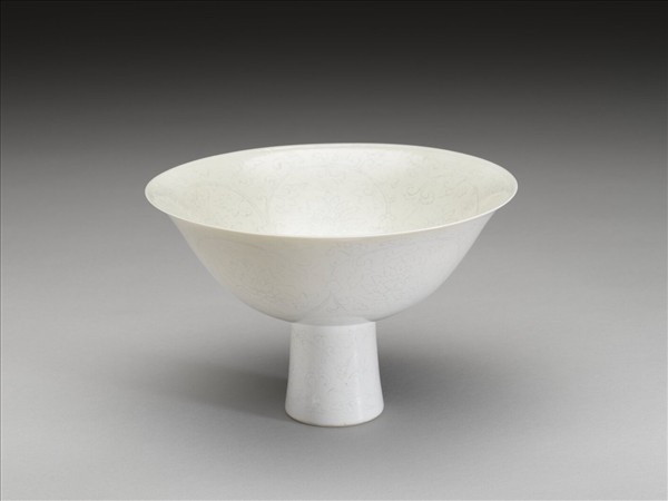 甜白釉番蓮紋高足碗