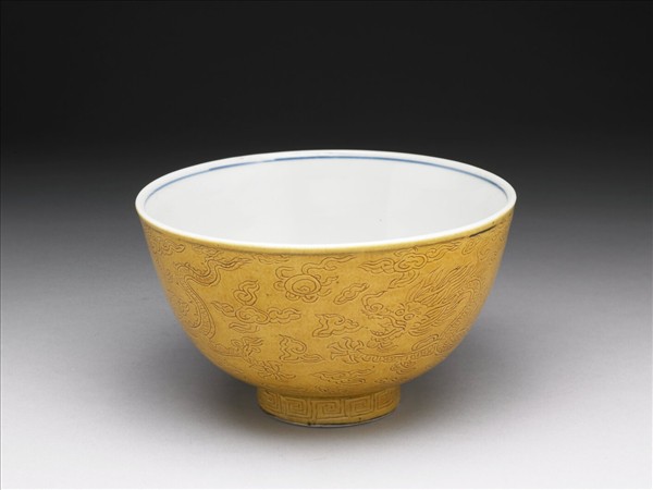 嬌黃地龍紋碗