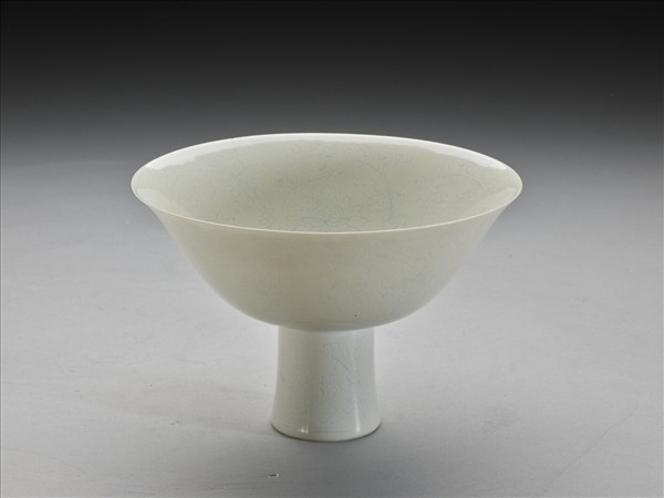 甜白釉番蓮紋高足碗