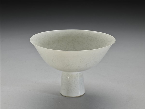 甜白釉番蓮紋高足碗