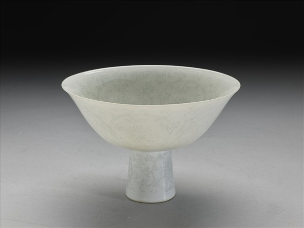 甜白釉番蓮紋高足碗