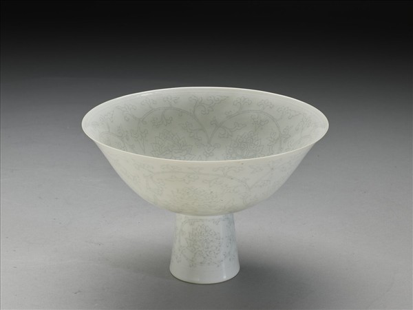 甜白釉番蓮紋高足碗