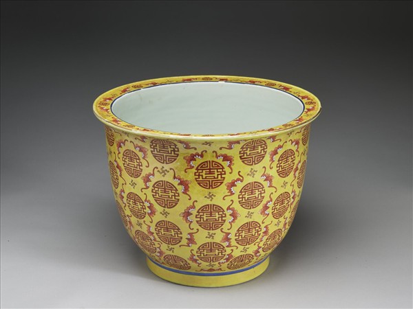 粉彩黃地福壽紋花盆
