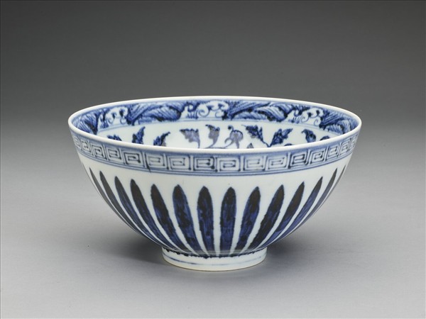 青花蓮瓣紋蓮子碗