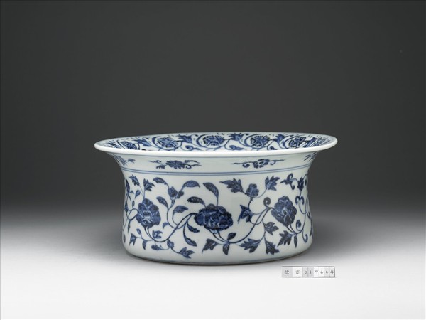 青花纏枝花卉紋折沿洗