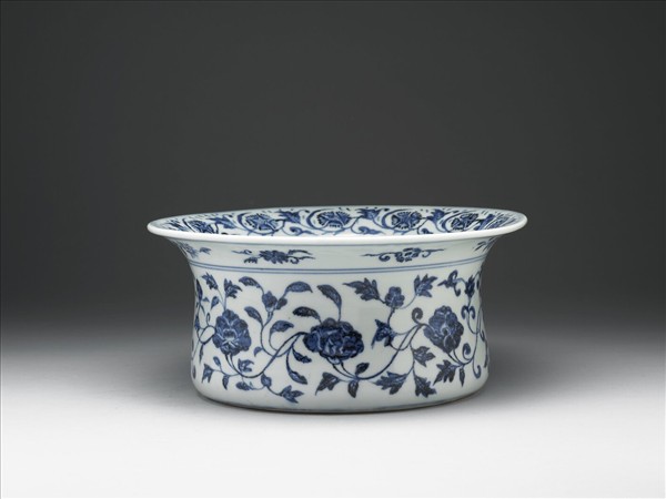 青花纏枝花卉紋折沿洗