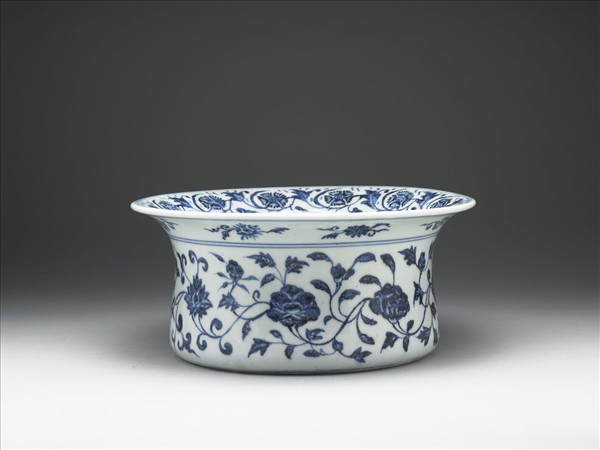青花纏枝花卉紋折沿洗