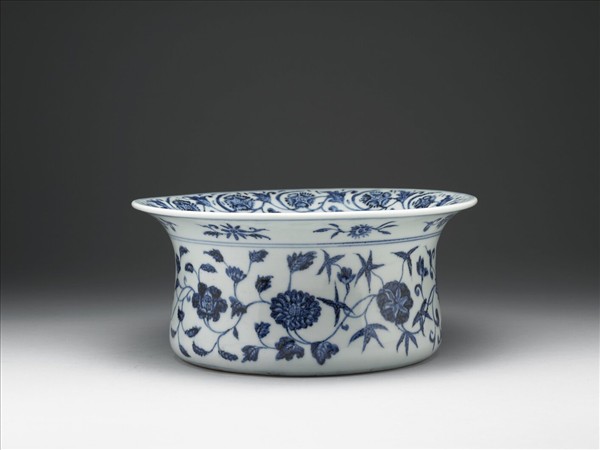 青花纏枝花卉紋折沿洗