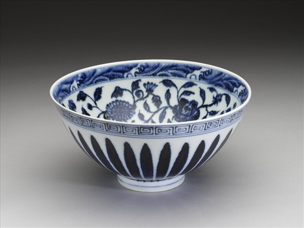 青花蓮瓣紋蓮子碗