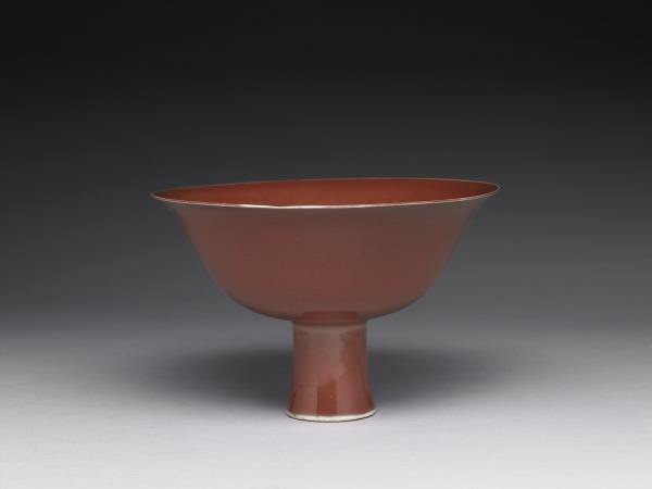 紅釉暗花雙龍戲珠紋高足碗