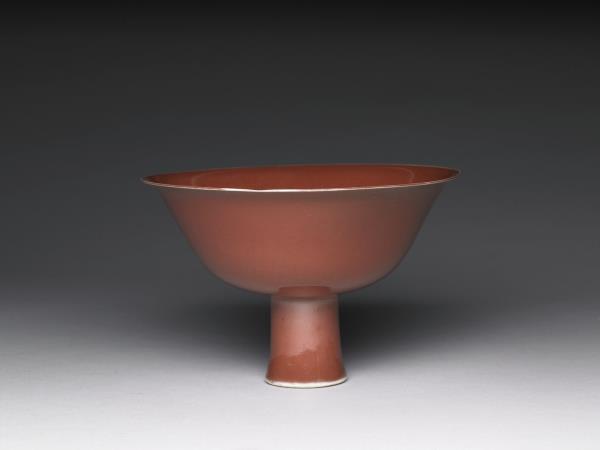 紅釉暗花雙龍戲珠紋高足碗