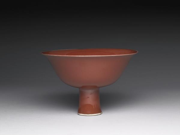 紅釉暗花雙龍戲珠紋高足碗