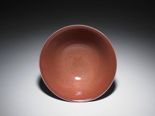 紅釉暗花雙龍戲珠紋高足碗