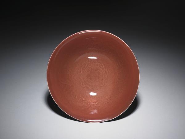 紅釉暗花雙龍戲珠紋高足碗