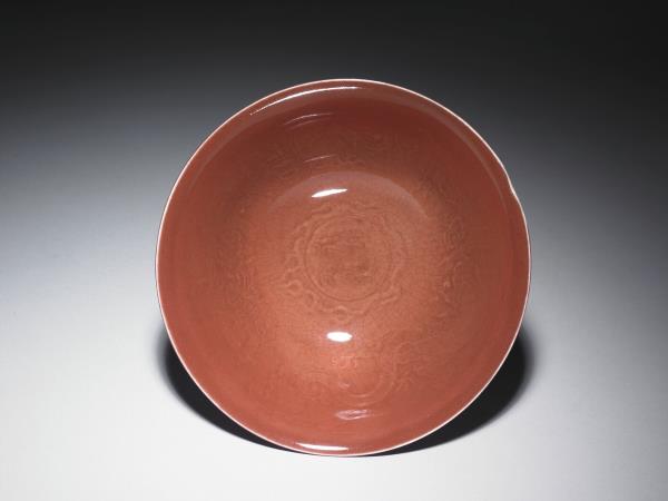 紅釉暗花雙龍戲珠紋高足碗