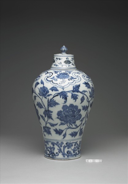 青花牡丹紋帶蓋梅瓶