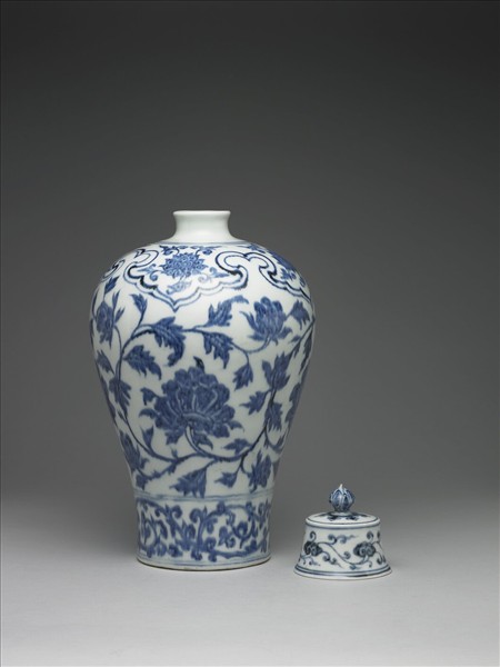 青花牡丹紋帶蓋梅瓶