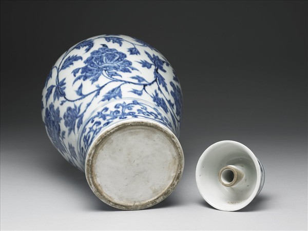 青花牡丹紋帶蓋梅瓶