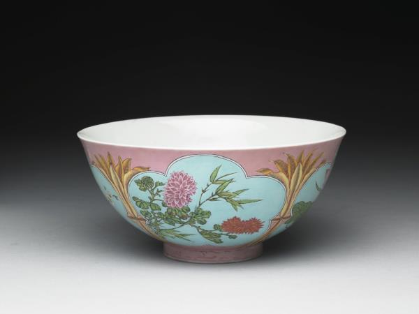 琺瑯彩粉紅地開光四季花卉紋碗