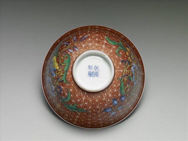 琺瑯彩紅地剔花花卉魚藻茶碗