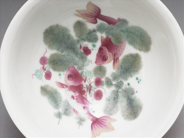 琺瑯彩紅地剔花花卉魚藻茶碗