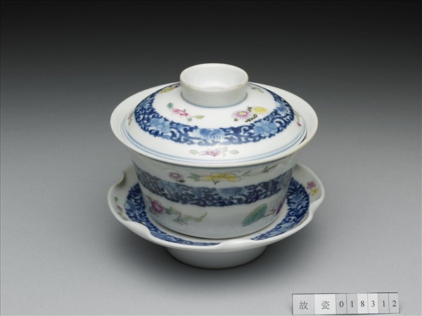 青花粉彩帶托蓋碗