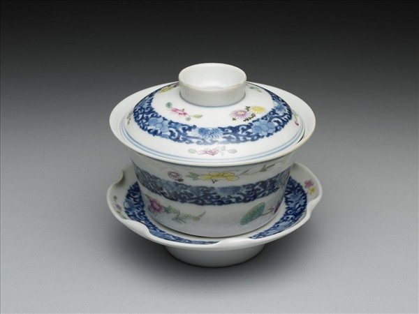 青花粉彩帶托蓋碗