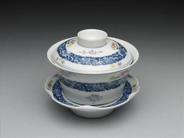 青花粉彩帶托蓋碗