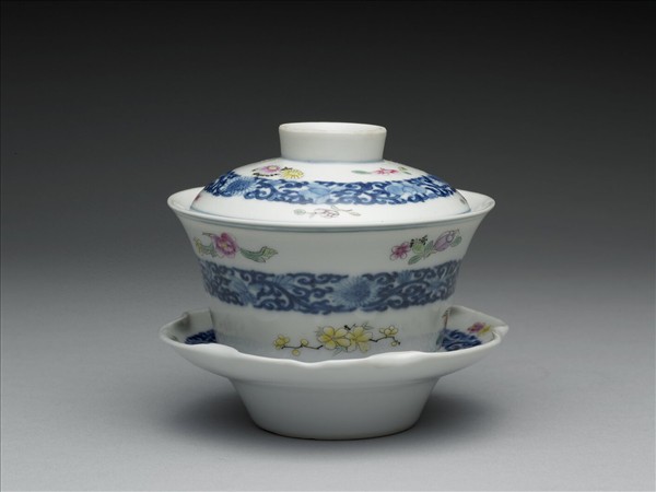 青花粉彩帶托蓋碗