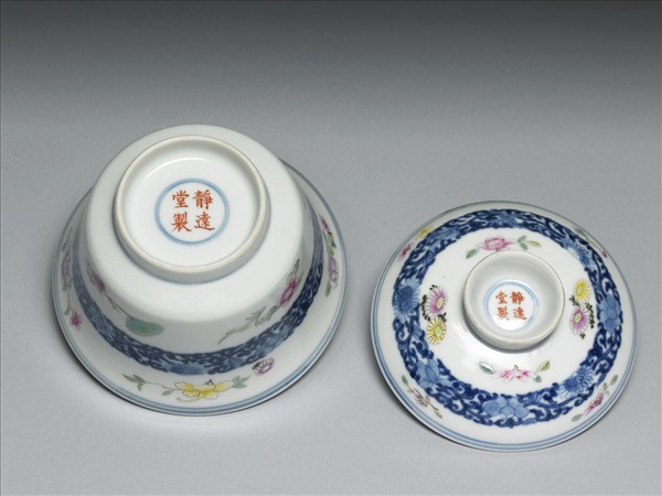 青花粉彩帶托蓋碗