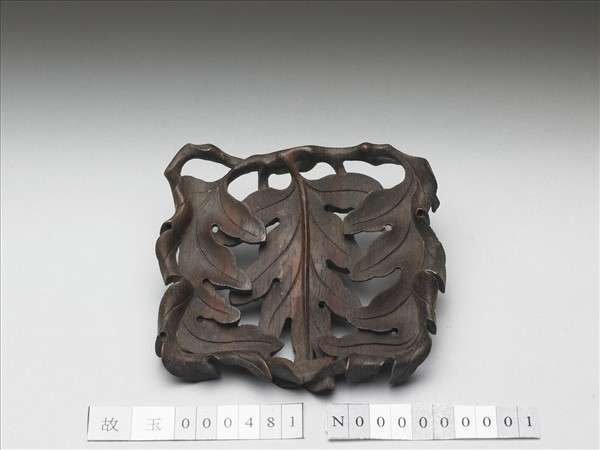 紫檀鏤空葉紋木座