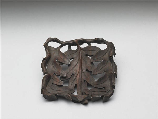 紫檀鏤空葉紋木座