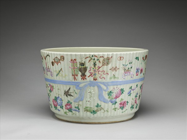 粉彩豆青地博古圖桶式花盆