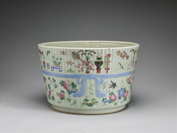 粉彩豆青地博古圖桶式花盆