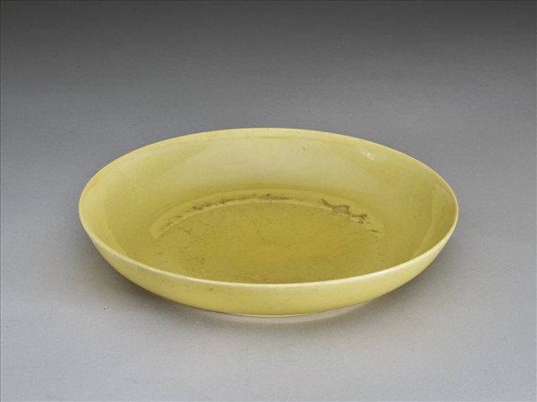 嬌黃釉盤