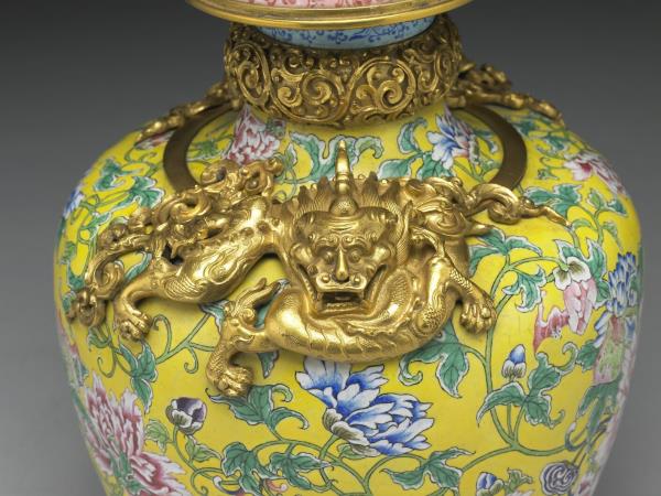 銅胎畫琺瑯黃地牡丹紋蟠龍瓶