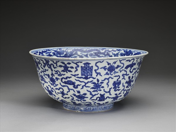 青花八寶龍紋碗