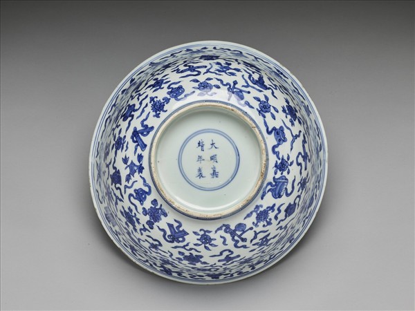 青花八寶龍紋碗