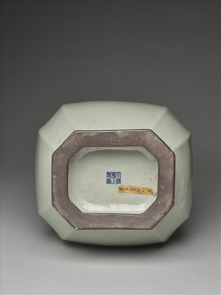 仿汝釉貫耳八方壺