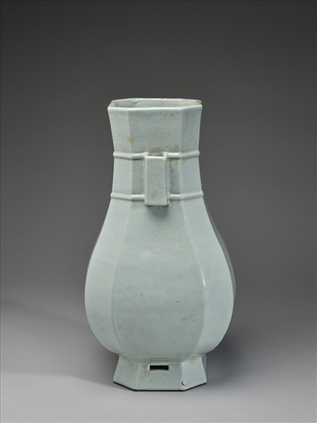 仿汝釉貫耳八方壺