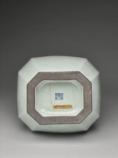 仿汝釉貫耳八方壺