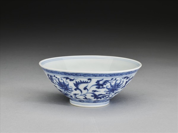 青花番蓮紋碗