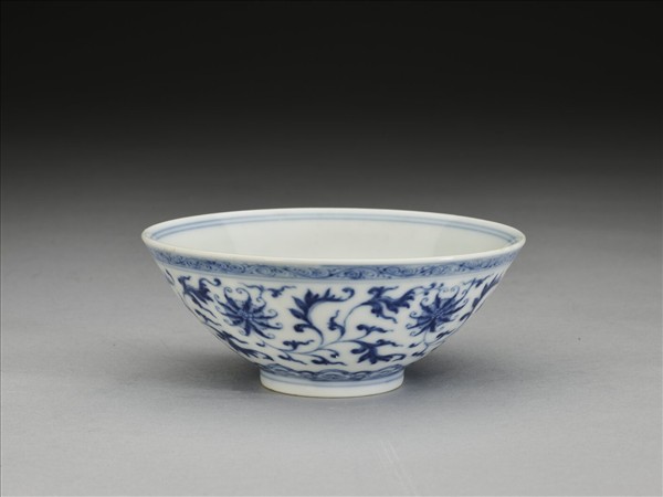 青花番蓮紋碗