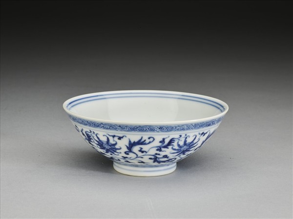 青花番蓮紋碗