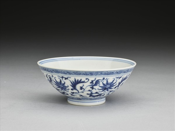 青花番蓮紋碗