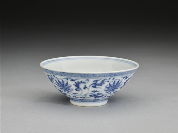 青花番蓮紋碗