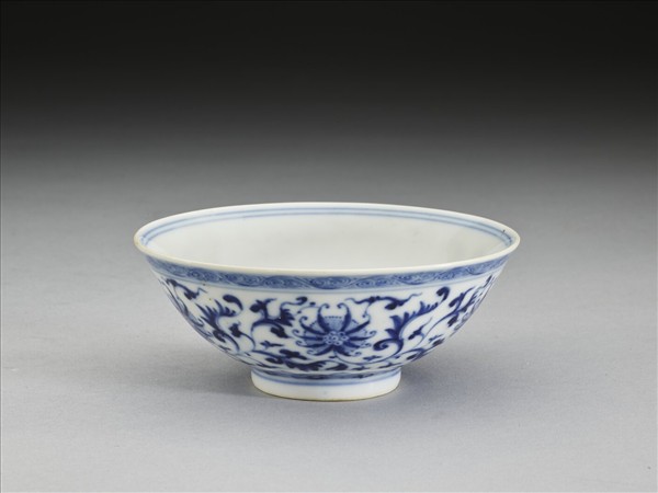 青花番蓮紋碗