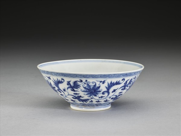 青花番蓮紋碗