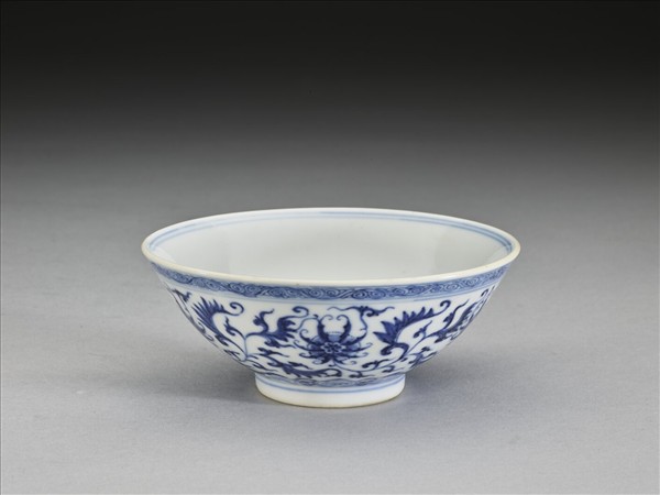 青花番蓮紋碗
