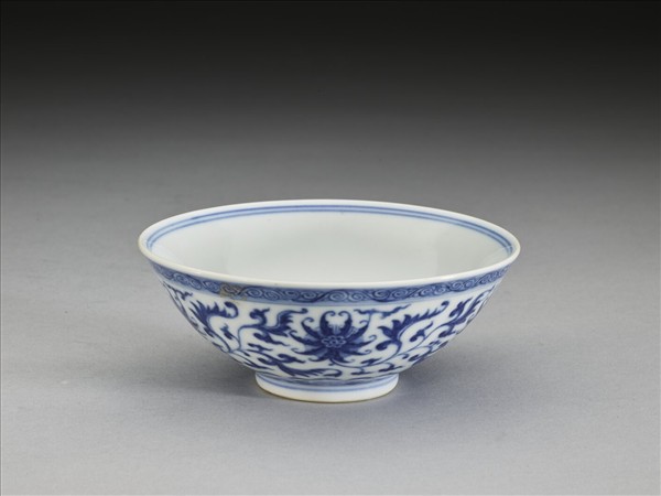 青花番蓮紋碗